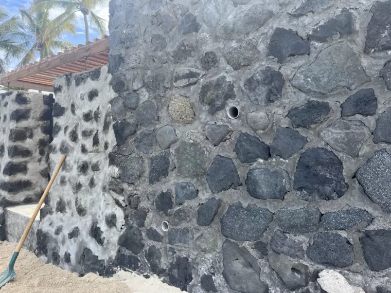 RENOVATION  ET TRAITEMENT  DES JOINTS  D'UN MUR EN MOELLON EN BORDURE DE MER, Saint-Paul, Fernand Enduits Réunion