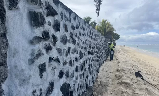 RENOVATION  ET TRAITEMENT  DES JOINTS  D'UN MUR EN MOELLON EN BORDURE DE MER, Saint-Paul, Fernand Enduits Réunion