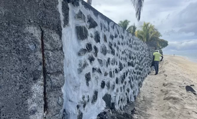 RENOVATION  ET TRAITEMENT  DES JOINTS  D'UN MUR EN MOELLON EN BORDURE DE MER, Saint-Paul, Fernand Enduits Réunion